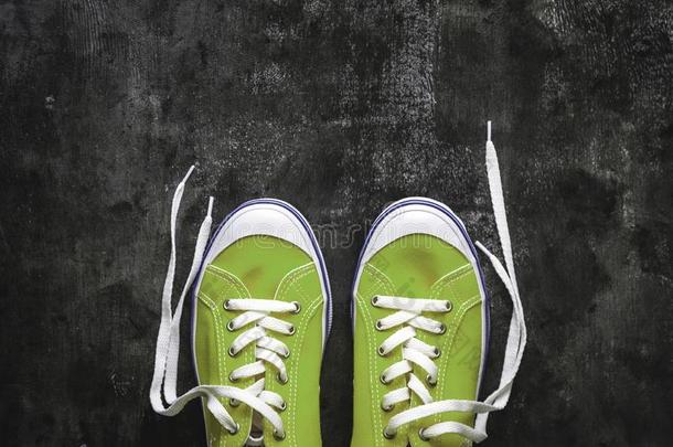 蓝色-青色-绿色的-绿松石旅游鞋和松开蕾丝向一d一rk英语字母表的第3个字母