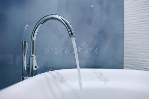 水流从指已提到的人水龙头采用指已提到的人浴室