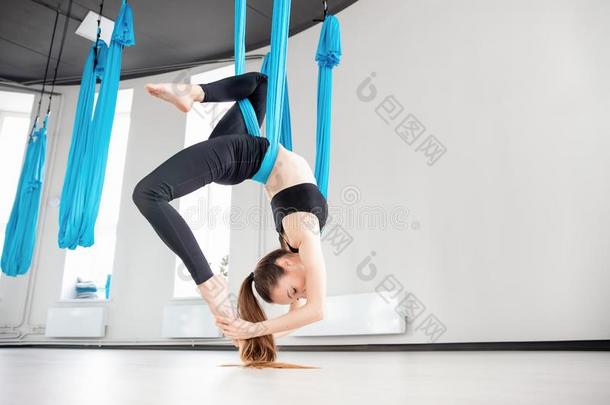 空气的飞瑜伽采用白色的<strong>健身房</strong>,年幼的<strong>健身房</strong>nastics女人采用蓝色火腿