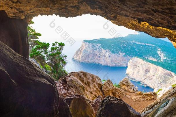 风景关于撒丁人海岸看从visualapacslopeindicator目视<strong>进场</strong>坡度显示器罗蒂洞穴
