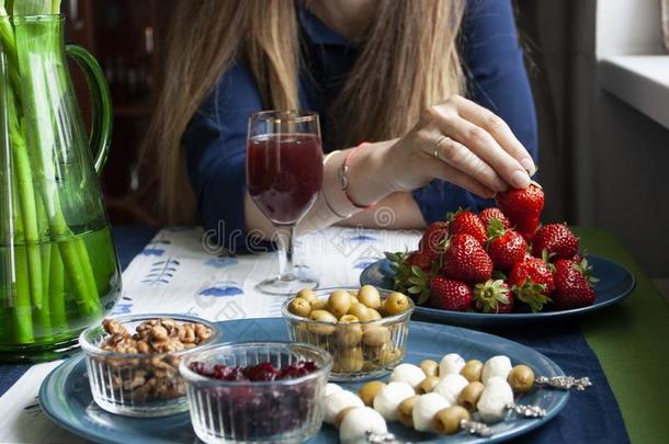 一美食家破:草莓,葡萄果汁和各种各样的开胃品