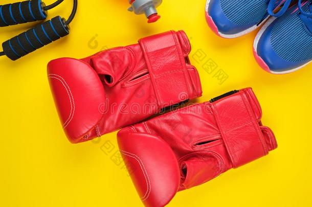 一副关于红色的拳击拳击手套和蓝色旅游鞋