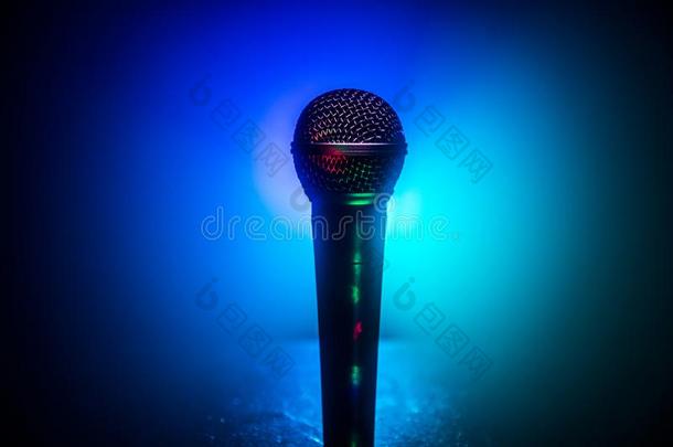 扩音器<strong>卡拉OK</strong>,音乐会.声音的听觉的microphone麦克风采用低的光和