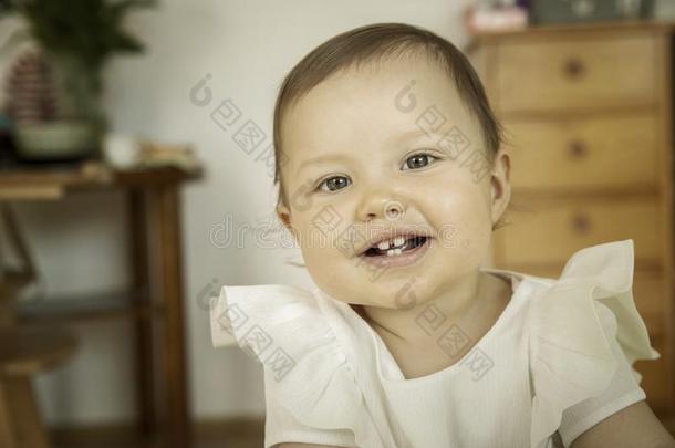 漂亮的小的婴儿女孩微笑的
