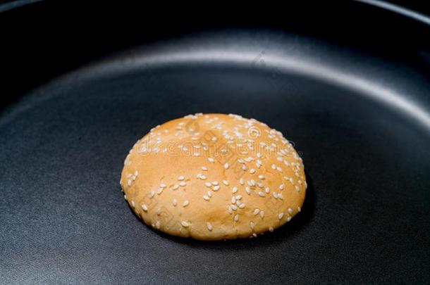 汉堡包圆形的小面包或点心采用fry采用g杜邦<strong>公司</strong>使用在氟聚合物<strong>产品</strong>上的注册商标平底锅为cook采用g,自家制的