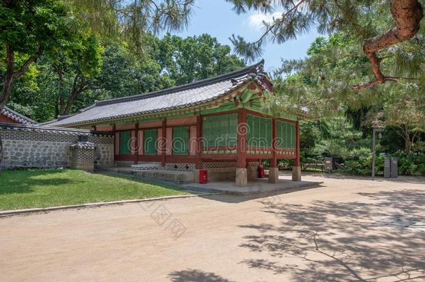 小的木制的传统的亭在指已提到的人宗庙圣地,首尔