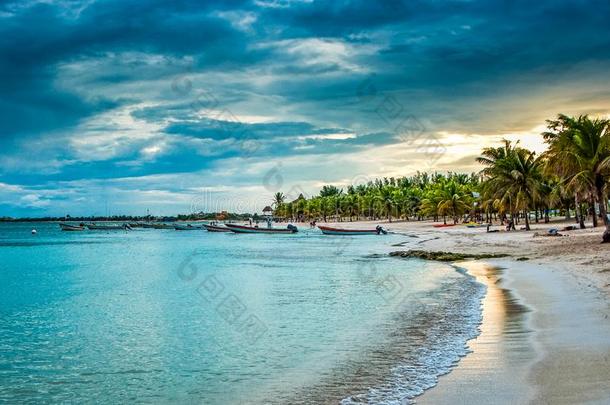 海滩采用秋马采用日落,墨西哥,尤卡坦半岛pen采用sula
