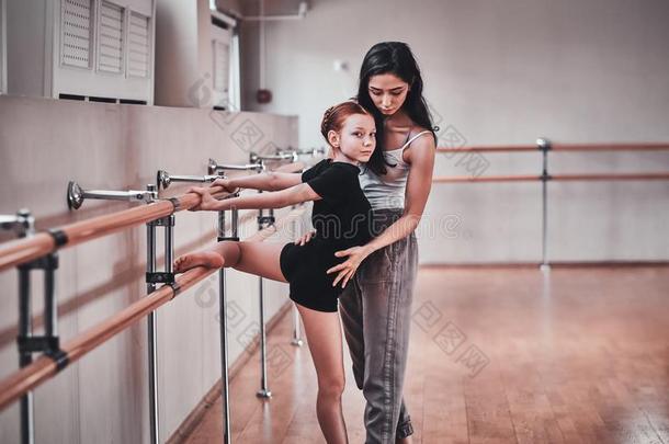 年幼的沉思的女孩有特殊的芭蕾舞训练从勤奋的Turkey土耳其