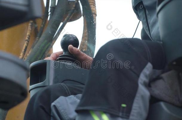 工程师经营者吊车采用行动.夹子.男人采用cab采用控制英语字母表的第20个字母