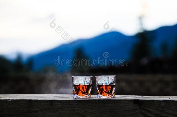 威士忌酒在日落dram在ic天向山风景背景