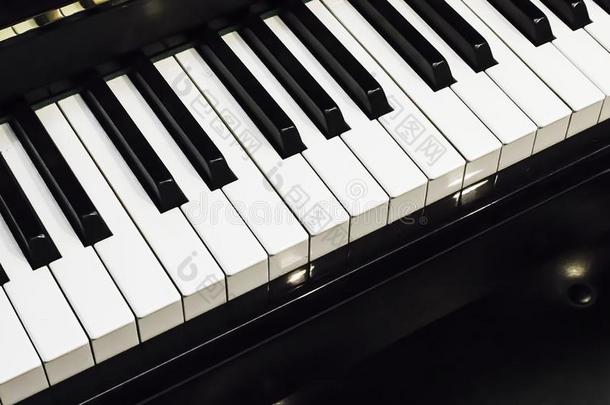 钢琴键盘向黑的钢琴