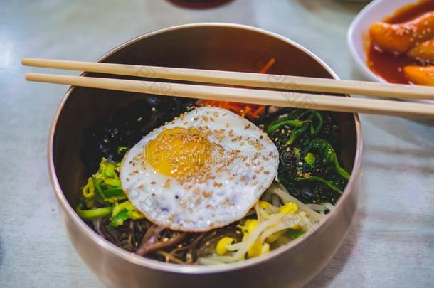<strong>韩式拌饭</strong>朝鲜人稻和混合的蔬菜