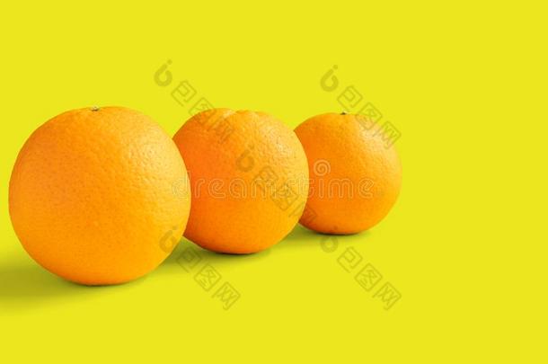 num.三脐橙向黄色的背景
