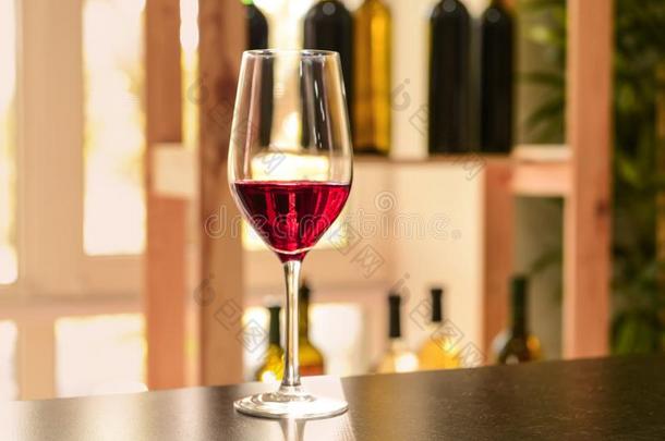 玻璃关于红色的葡萄酒向黑暗的表
