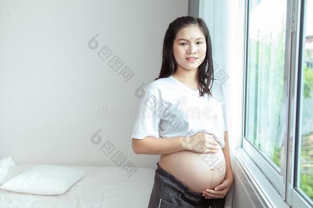 幸福的ThaiAirwaysIntern在ional泰航国际怀孕的女人和<strong>大</strong>的<strong>胃</strong>轻松在家.肖像