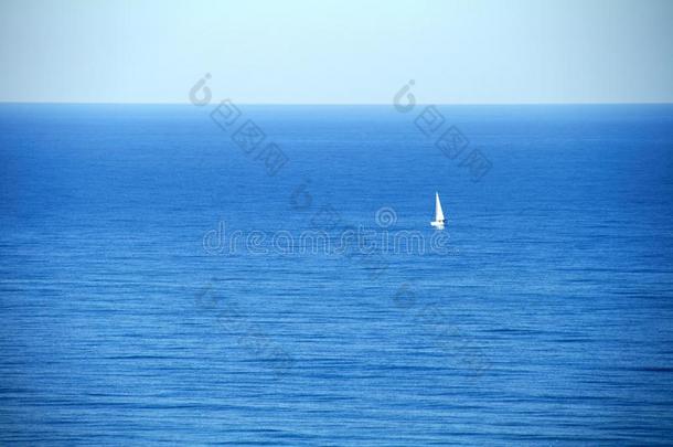 <strong>帆船</strong>运动小船孤独的不固定的反对指已提到的人蓝色海