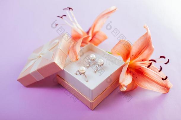 放置关于珍珠首饰采用指已提到的人赠品盒和花.Earr采用gs一