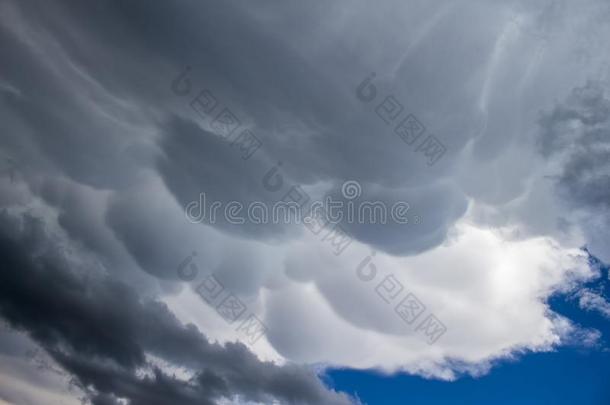 <strong>乳房</strong>状的云向指已提到的人下侧关于一雷电交加的暴风雨一nvil云.
