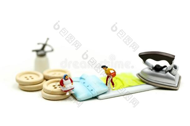 小型的人:女仆或家庭主妇清洁布洗涤和