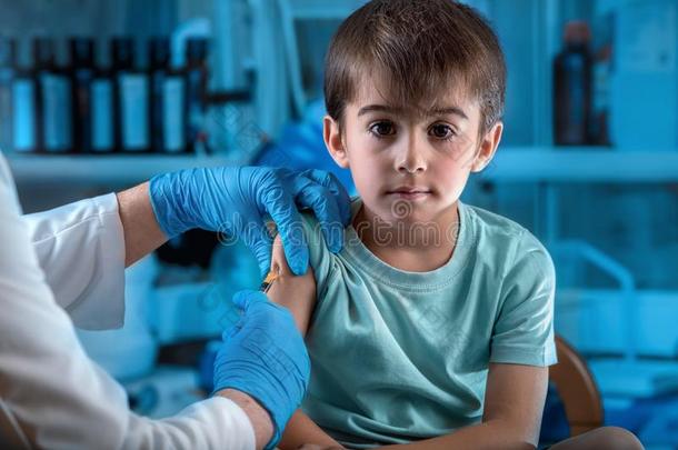 医生注射疫苗预防向小的男孩采用指已提到的人医院