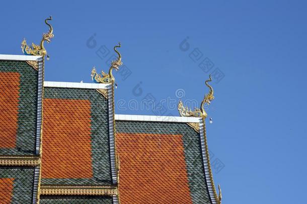 屋顶和尾音在W在斯里圆形的小面包或点心Rueang,城镇拉埃,Thail和
