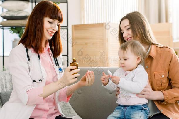 小儿科医师礼物勺剂量关于医学液体喝饮料糖浆