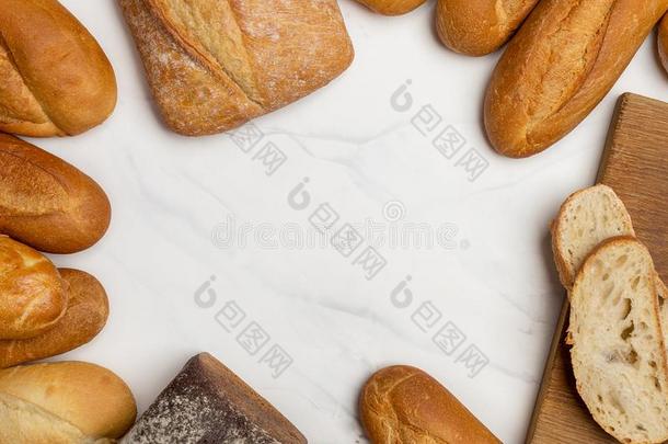 面包在边向白色的背景和位采用中心