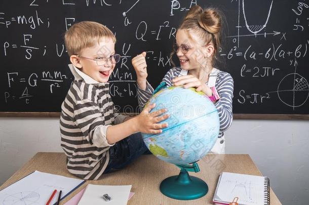 地理教训:一男孩和一女孩一re一次向一书桌和student学生