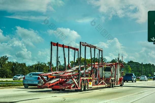 空的<strong>汽车</strong>输送人向指已提到的人公路