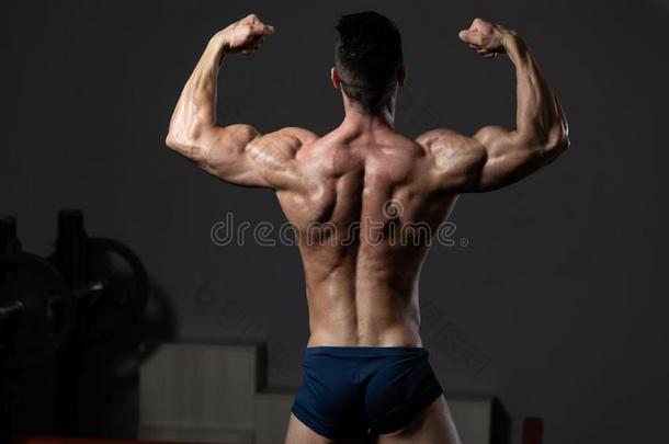 肌肉的男人挠曲肌肉饲养双的二头肌使摆姿势