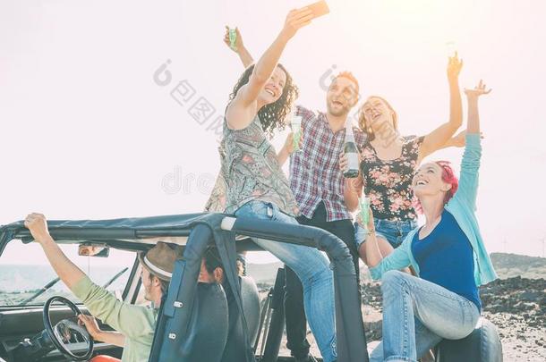 组关于幸福的朋友制造社交聚会向一<strong>吉普车</strong>c一r-年幼的人