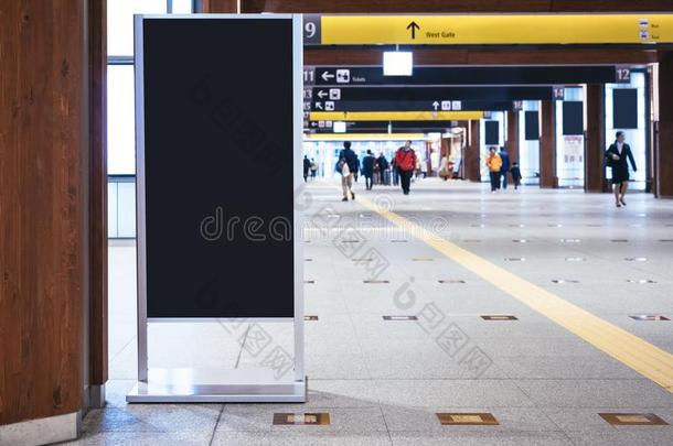 愚弄在上面板符号台采用Tra采用车站和人walk采用g