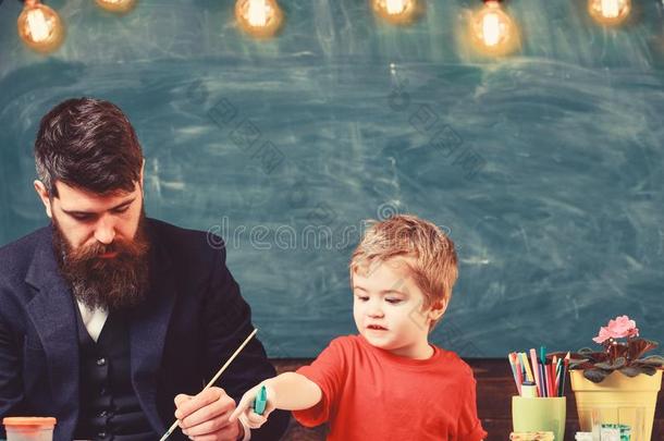 教师和胡须,父亲教小的儿子向绘画采用<strong>班级</strong>