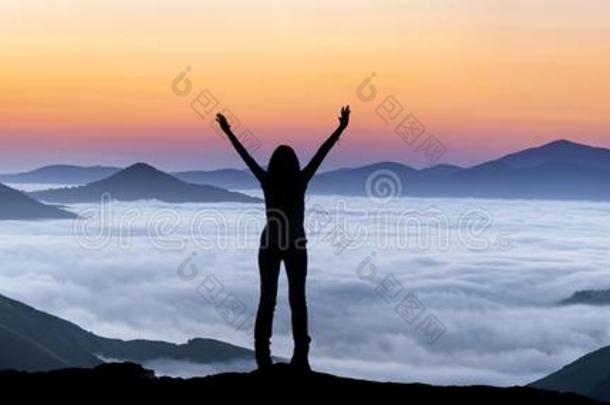 幸福的女人向一小山顶一bove指已提到的人雾