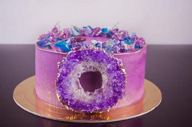 紫罗兰蛋糕和伊索莫尔特紫蓝色<strong>宝石戒指</strong>-时髦的布置为蛋糕一