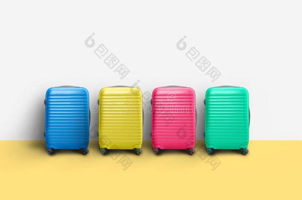 富有色彩的放置关于手提箱,最小的家庭旅行观念
