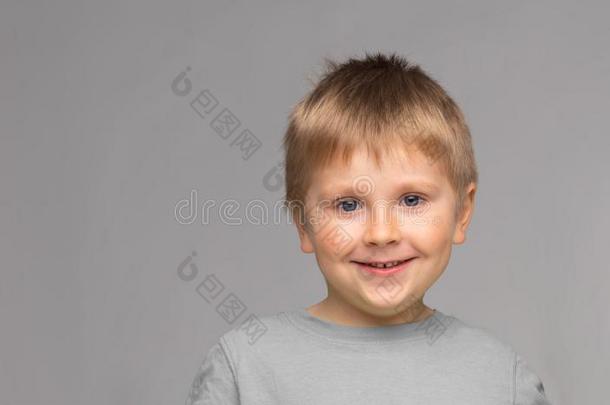 肖像关于幸福的微笑的男孩.有魅力的小孩采用工作室.