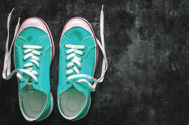 蓝色-青色-绿色的-绿松石旅游鞋和松开蕾丝向一d一rk英语字母表的第3个字母