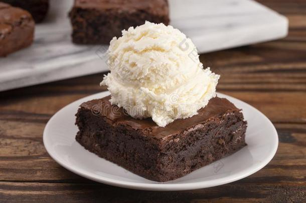 双的巧克力核仁巧克力饼圣代冰淇淋和香子兰冰乳霜向顶