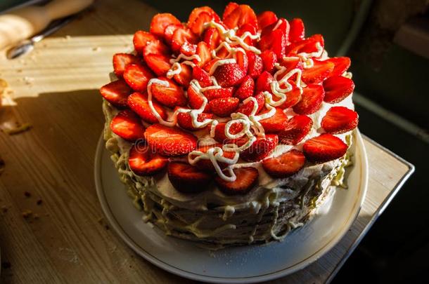 草莓和鞭打乳霜蛋糕自家制的美味的
