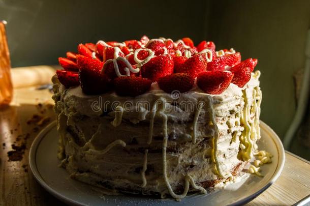 美味的美丽的自家制的蛋糕和草莓和鞭打肌酸酐