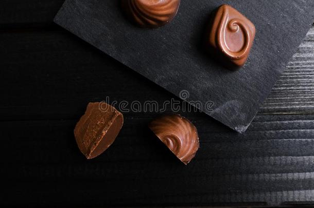 巧克力结晶糖采用指已提到的人不同的形状和味道