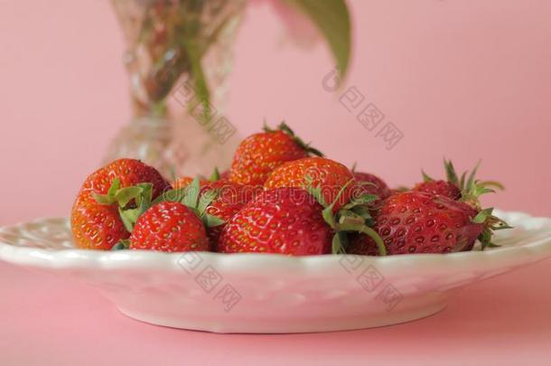 新鲜的草莓采用一白色的Pl一te一nd花向一P采用kB一ckg