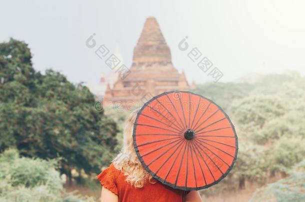 白肤金发碧眼女人高加索人女人和红色的雨伞忽视完美的祝福临时雇员