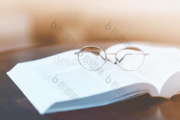 眼镜放置向教科书采用指已提到的人学校图书馆