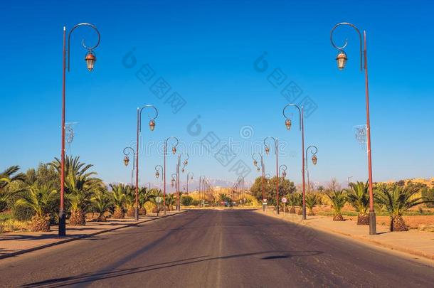 路和行关于时髦的大街灯采用指已提到的人中心关于瓦尔扎扎特