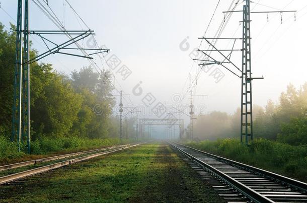铁路小路出行进入中指已提到的人雾
