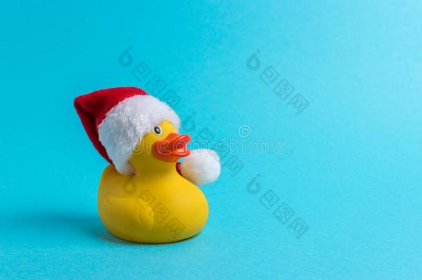 橡胶鸭子和SociedeAn向imaNaci向aldeTransportsAereos国家航空运输公司帽子向蓝色背景.最小的圣诞