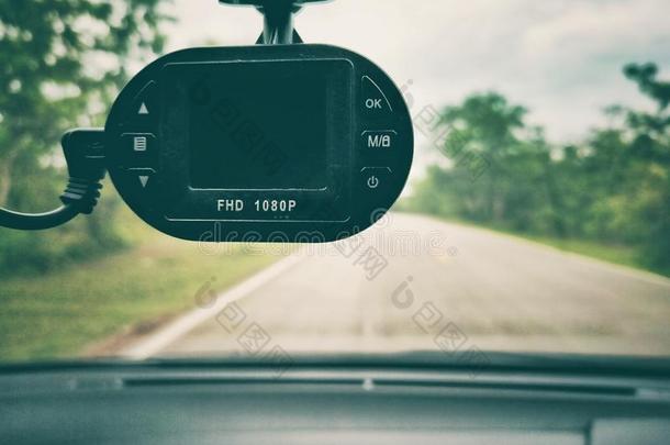 安全照相机汽车向指已提到的人路.