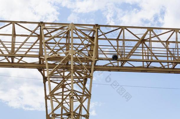 建筑物吊车塔向蓝色天背景.吊车和建造
